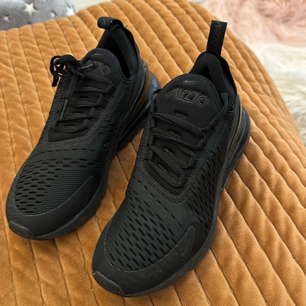 Nike woman’s Air Max 270 Shoes